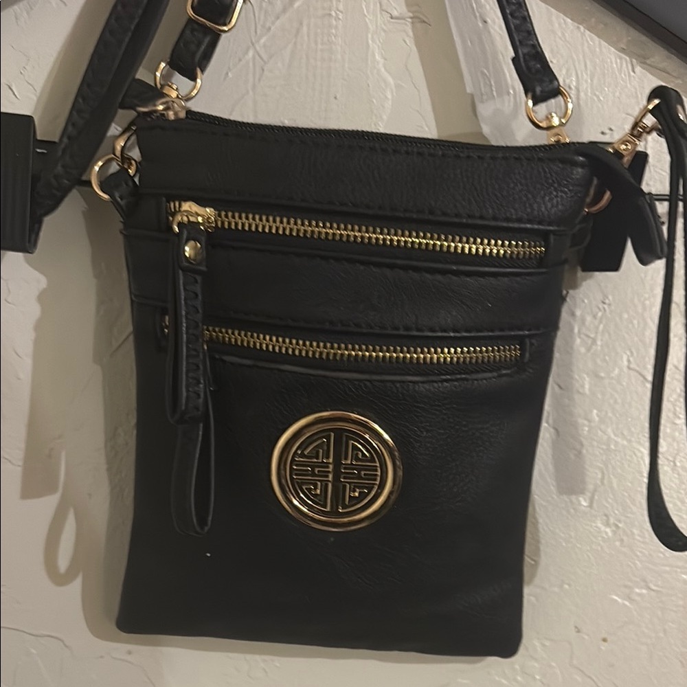 Sleek Black and Gold Crossbody Bag with Layered Design